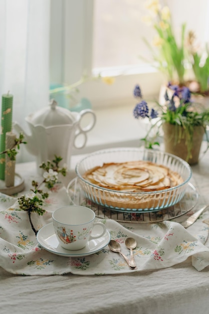 mãos femininas cortam uma torta doce de maçã em cores claras tempo ensolarado na foto de comida de primavera