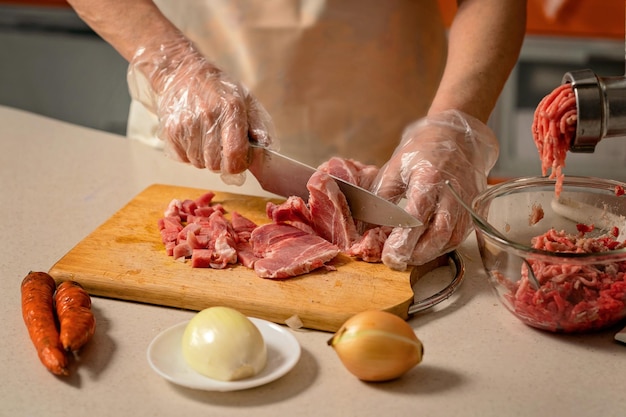 mãos femininas cortando carne para carne picada