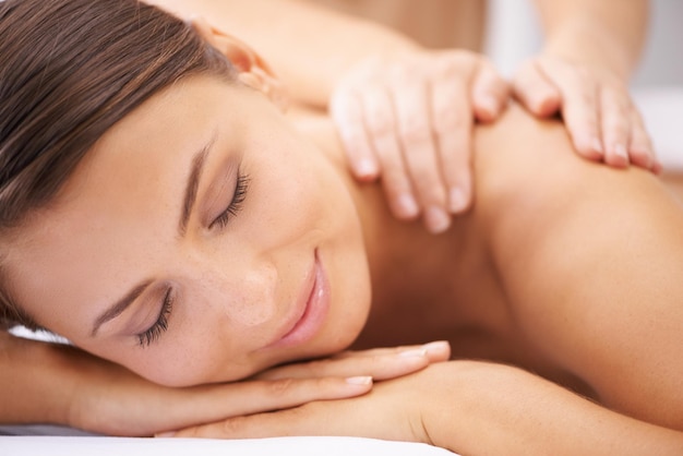 Mãos femininas de massagista e massagem de ombro no spa aromaterapia e cura com bem-estar Calmar as costas e beleza com cuidados com a pele cuidados com o corpo e saúde tratamento holístico para zen ou alívio do estresse