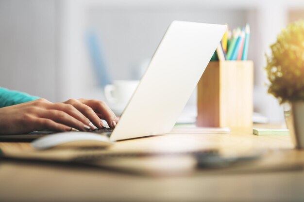 Mãos femininas digitando no teclado