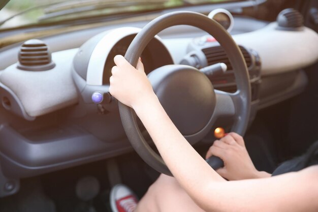 Foto mãos femininas e closeup de volante