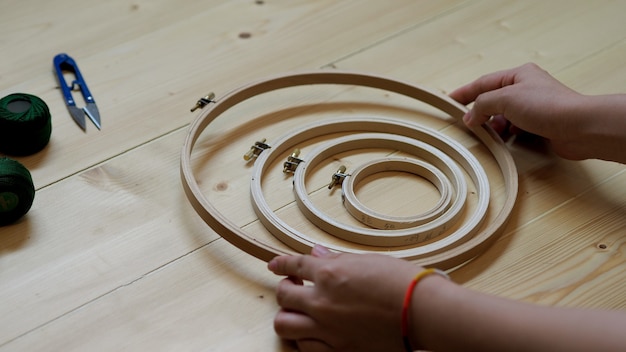 Mãos femininas e trabalhos artesanais bordado costurando à mão trabalho artesanal com linha costurar tricô