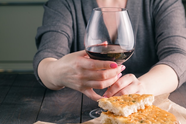 Mãos femininas e um copo de vinho