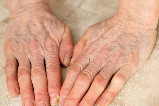 Mãos femininas em um fundo de mármore