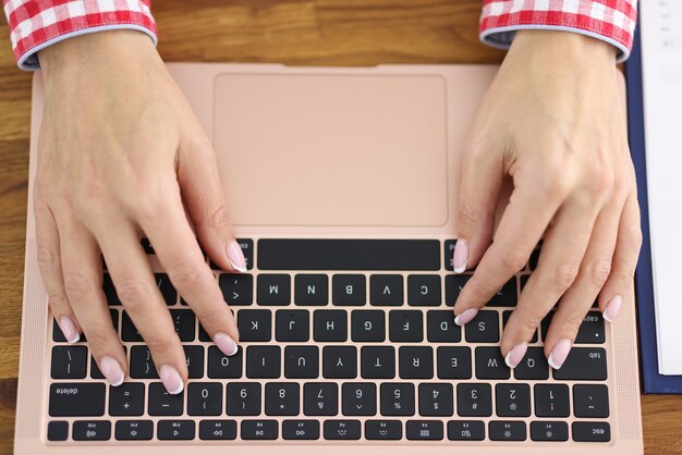 Foto mãos femininas estão digitando em cursos de treinamento de teclado de laptop para trabalhar remotamente o conceito