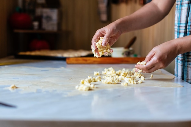 Mãos femininas fazendo massa para assar comida caseira Conceito do processo de cozimento de assar tortas caseiras