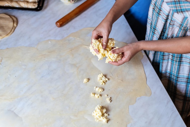 Mãos femininas fazendo massa para assar comida caseira Conceito do processo de cozimento de assar tortas roladas caseiras