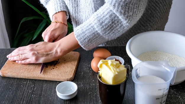 Mãos femininas moendo as especiarias para a torta