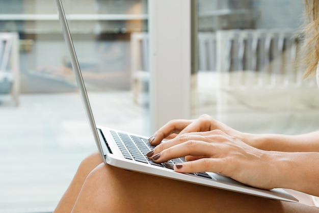 Mãos femininas no teclado.