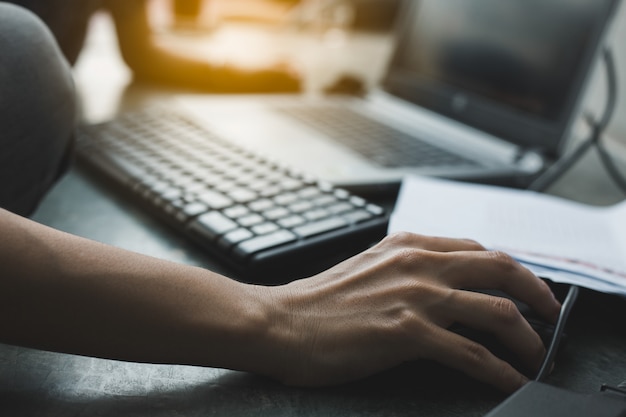 Mãos femininas no teclado