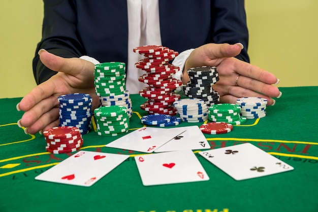 Mãos femininas pegando fichas de pôquer, jogar cartas no cassino