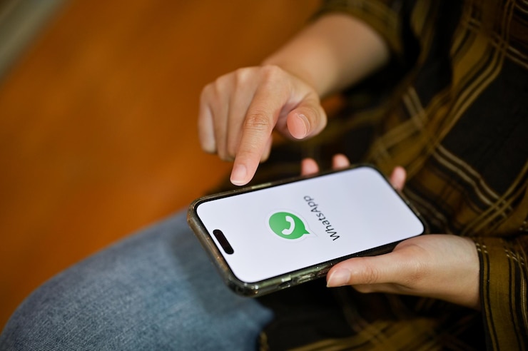 Foto mãos femininas segurando um logotipo branco do whatsapp do smartphone na imagem de tela fechada