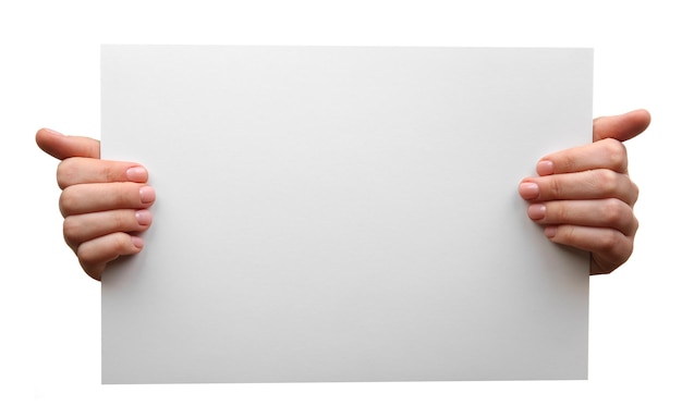 Foto mãos femininas segurando uma folha de papel em branco isolada em branco