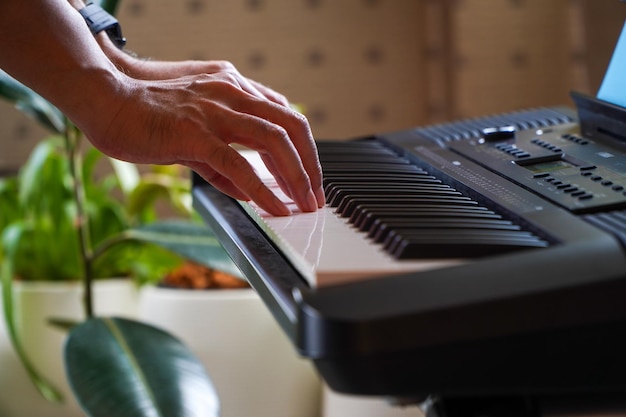 Mãos femininas tocando piano mãos humanas tocando piano na festa feminina tocando teclado sintetizador