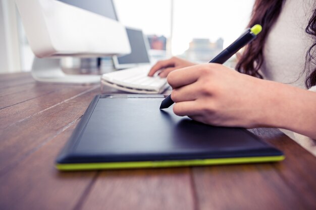 Mãos femininas, usando, tábua digital, e, teclado computador, em, escritório