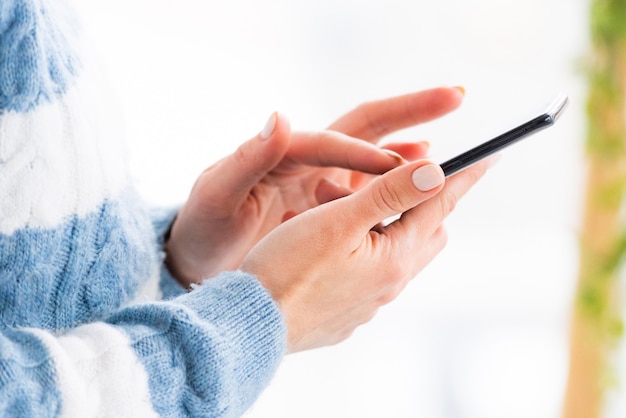 Mãos femininas usando telefone