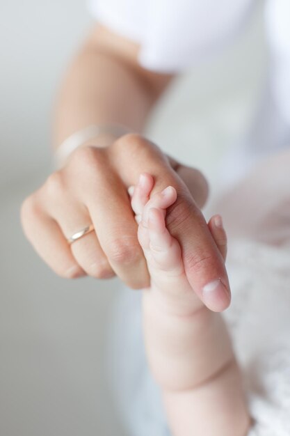 mãos fofas de mãe e recém-nascido