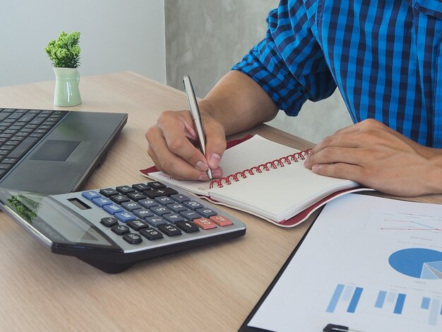 Mãos humanas estão calculando renda