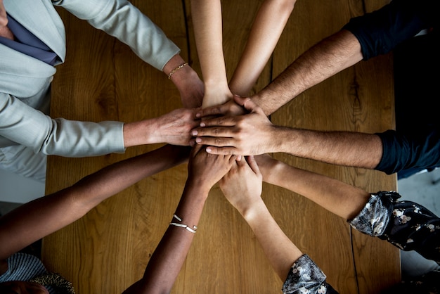 Foto mãos humanas juntas segurando juntos