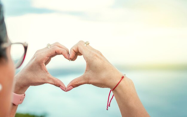 Mãos juntas em forma de coração Mãos de mulher juntas em forma de coração Mãos juntas em forma de coração