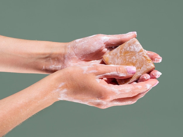 Mãos lavando com barra de sabão