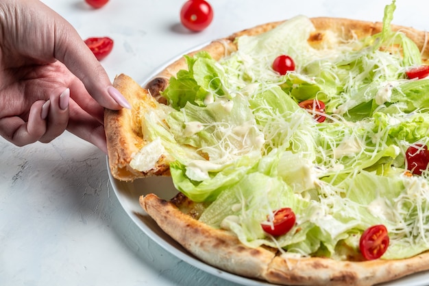 Mãos levando fatias de pizza caesar com queijo e frango, plano de fundo de receita de comida. fechar-se,