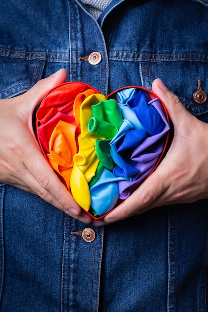 Mãos masculinas com arco-íris em forma de coração bandeira lgbtq mês do orgulho