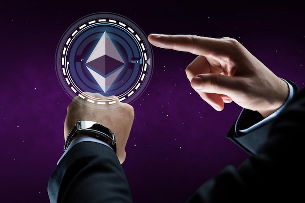 Foto mãos masculinas com relógio inteligente e holograma de ethereum