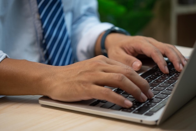 Mãos masculinas digitando no laptop de teclado no formulário de informações de pesquisa de escritório internet trabalhando no conceito de computador para tecnologia