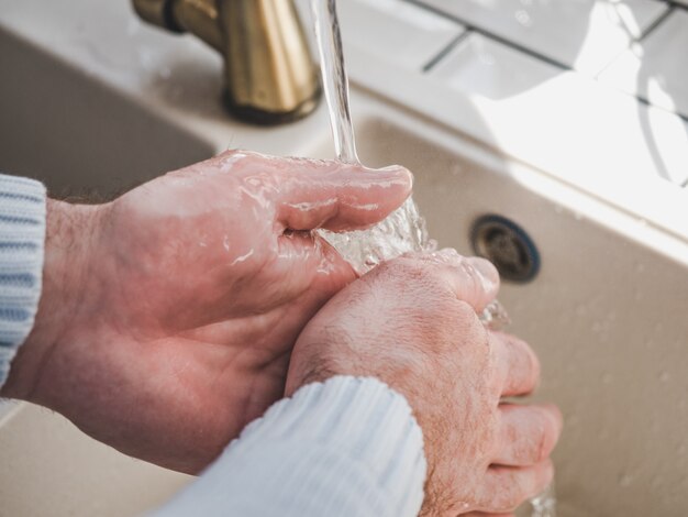 Mãos masculinas e uma barra de sabão