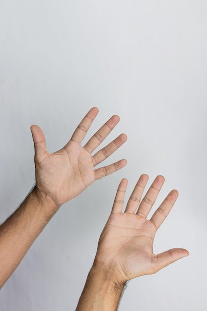 Mãos masculinas isoladas em branco