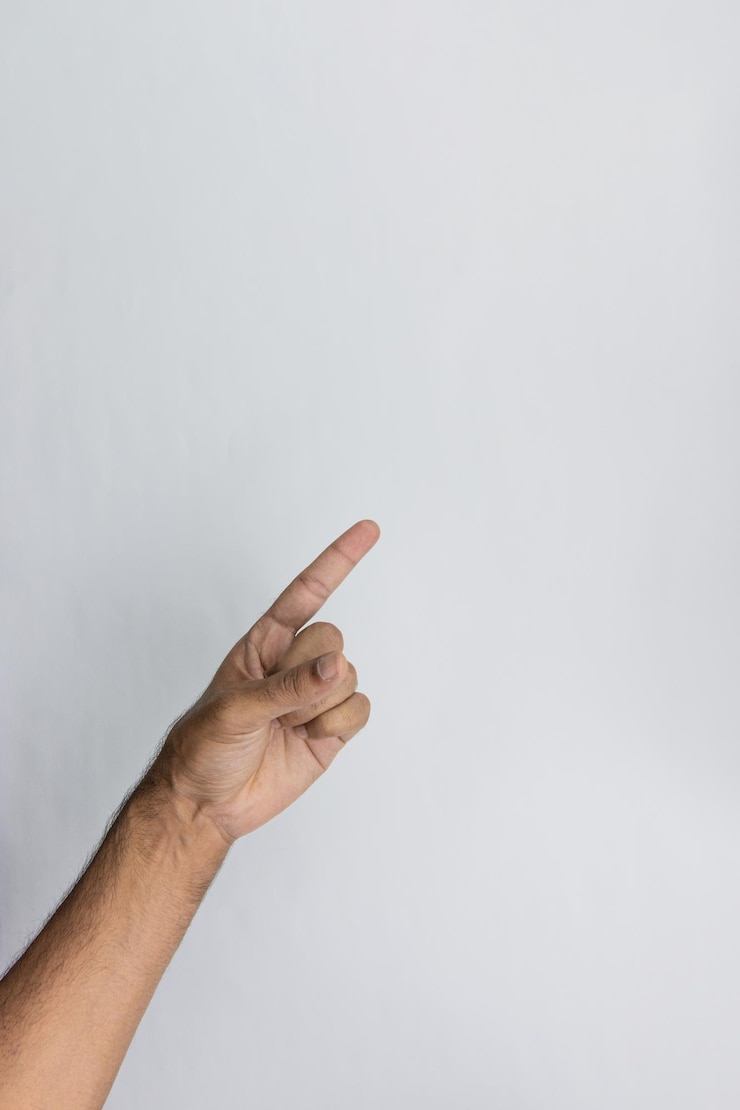 Foto mãos masculinas isoladas em branco
