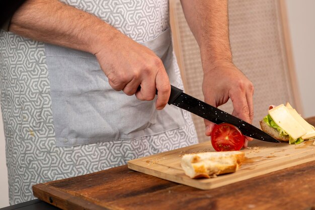 mãos masculinas preparando um hambúrguer em casa