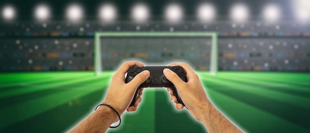 Mãos masculinas segurando um controlador de videogame em desfocar o fundo da tela