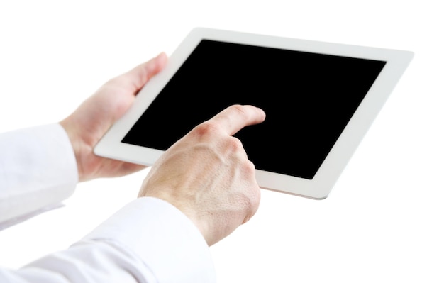Mãos masculinas segurando um tablet digital isolado em branco