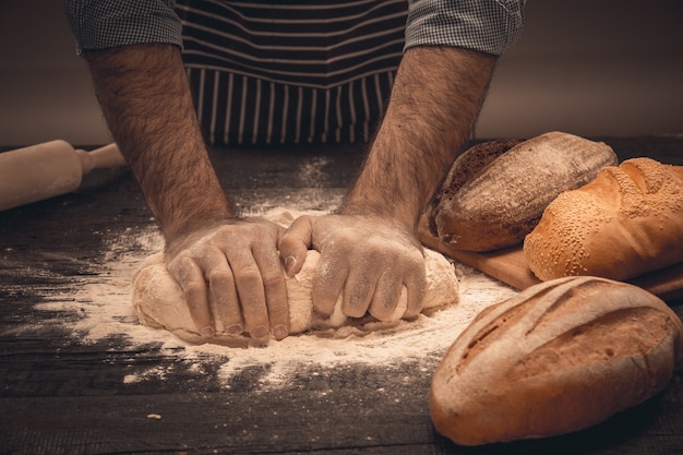 Mãos masculinas sove a massa. chef cozinhando pão e pão