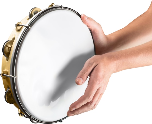 Foto mãos masculinas tocando tambor isolado no fundo branco