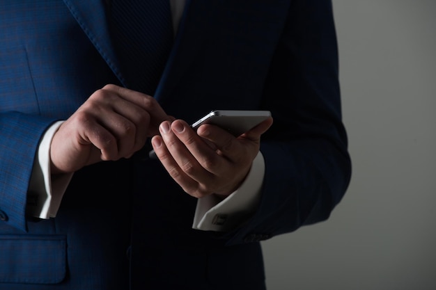 Mãos masculinas usando telefone celular ou smartphone