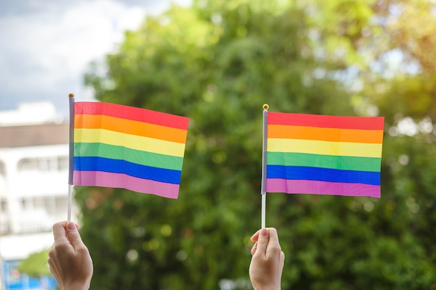 mãos mostrando bandeira de arco-íris lgbtq