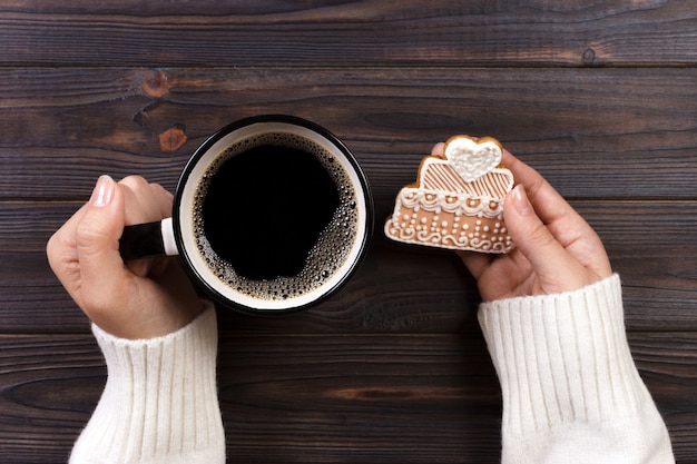 Mãos mulher, com, xícara café, com, biscoitos