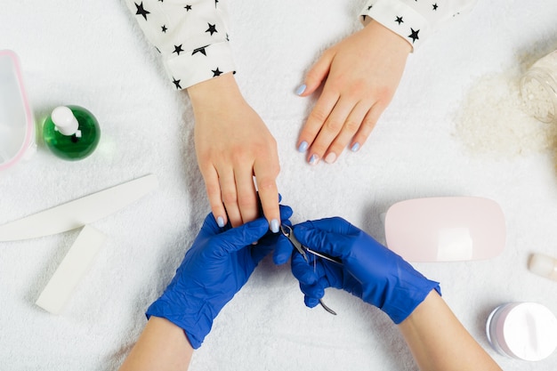 Mãos mulher, recebendo, um, manicure, em, salão beleza