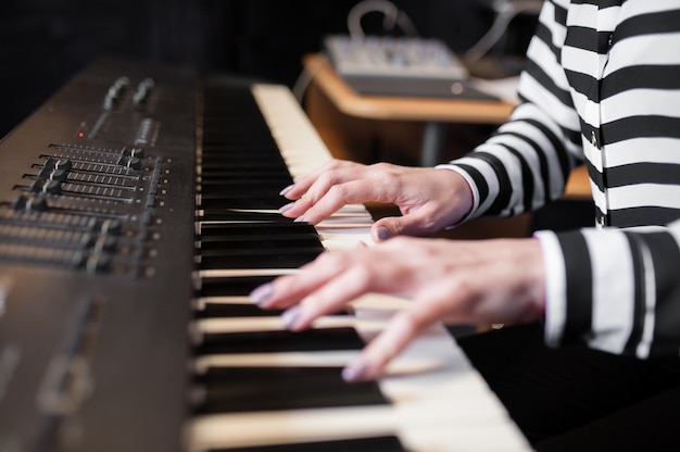 Mãos música, sintetizador, piano