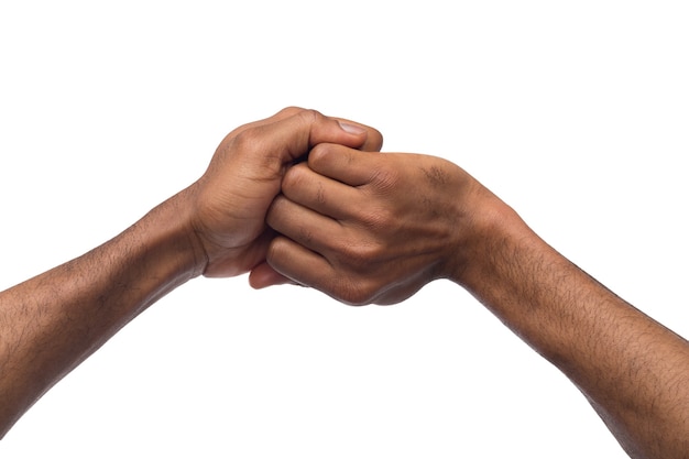 Foto mãos negras em ganesha mudra, isolado no branco. conceito de abertura e remoção de obstáculos, espaço de cópia