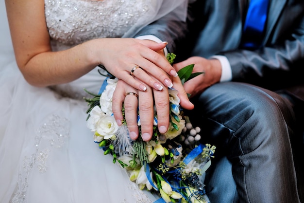 Mãos no buquê de casamento