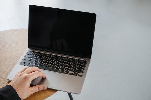 Mãos no macbook no estúdio loft O conceito de um homem no computador Um lugar para o seu layout