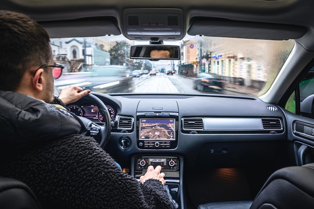 Mãos no volante ao dirigir em alta velocidade de dentro do carro