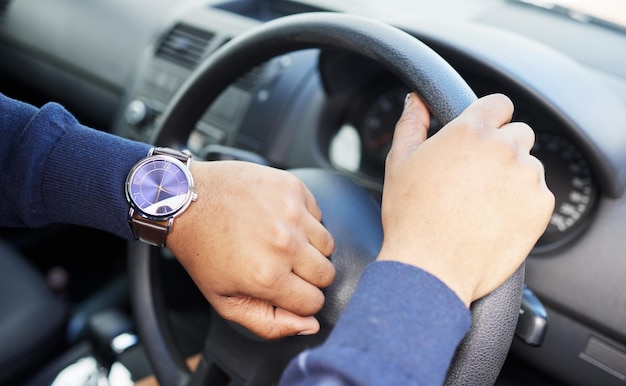 Foto mãos no volante e verifique o horário de viagem do motorista ou tráfego na rua motorista pessoal ou funcionário de transporte com hora do relógio ou veículo para serviço de viagem ou aventura em viagem