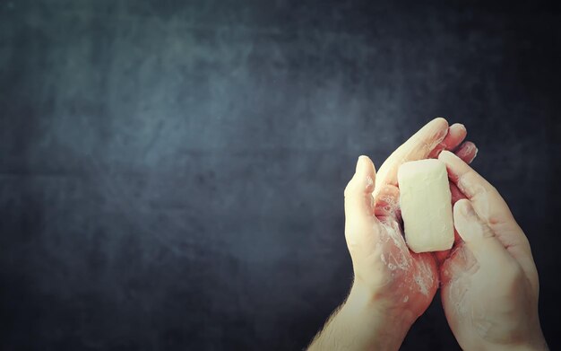 Mãos nuas com espuma e sabão Higienização das mãos Lavar as mãos Desinfecção com sabão proteção contra vírus