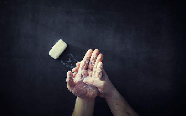Mãos nuas em espuma e sabão. Higiene das mãos. Para lavar as mãos. Desinfecção com proteção de sabão contra vírus.