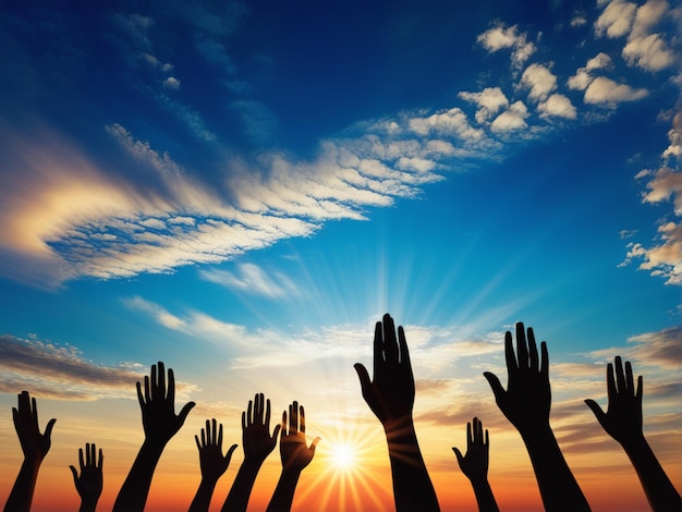 Mãos para o céu grupo de pessoas com as mãos para cima olhando para o pôr do sol.